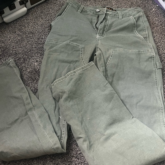 SOLD!! Tilly’s Green 5-star Pants! - Picture 1 of 4